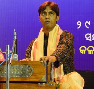 Video of Ajaya Dash from Odisha playing harmonium wins 15th National Youth Festival 2010