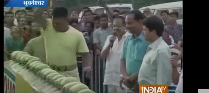 Video of Keshab Swain of Odisha set Guinness Record : Break 92 coconuts in a minute